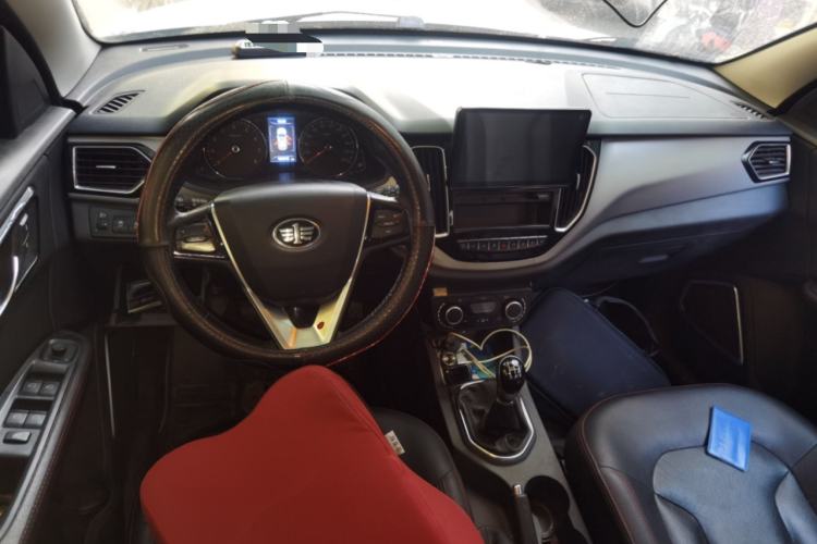 Used FAW Senya R7 2017 1.6L Manual Smart Model Center Console