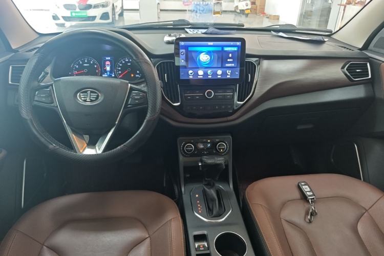 Used FAW Senya R7 2017 1.6L Automatic Prestige Model Center Console