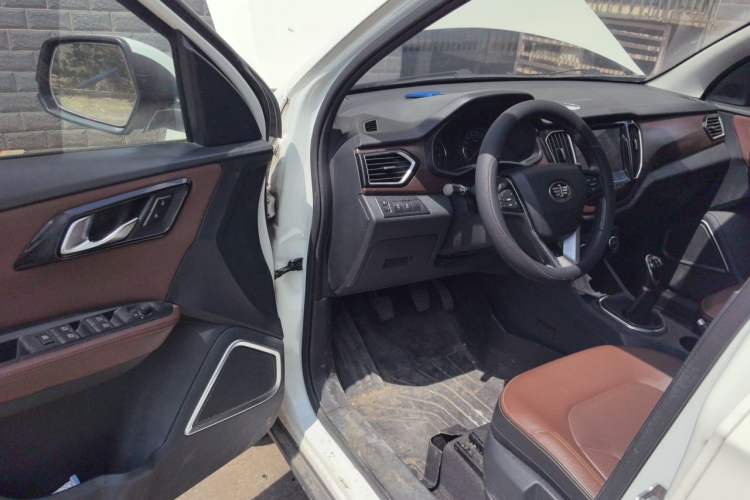 Used FAW Senya R7 2017 1.6L Manual Luxury Model Driver Seat