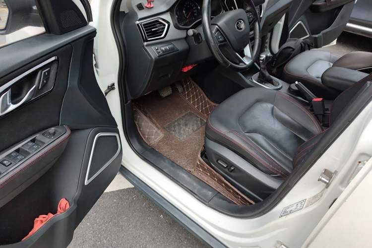 Used FAW Senya R7 2017 1.6L Automatic Prestige Model Driver Seat