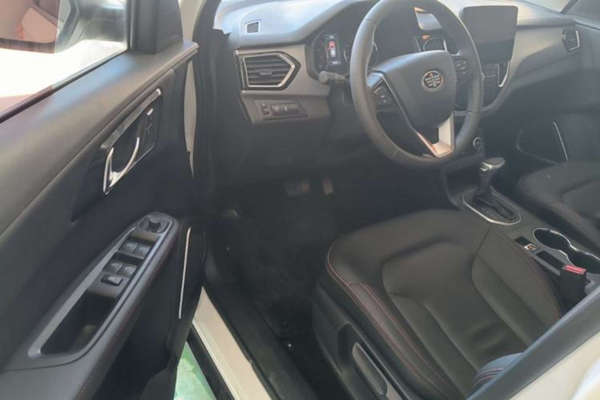 Used FAW Senya R7 2017 1.6L Automatic Smart Version Driver Seat