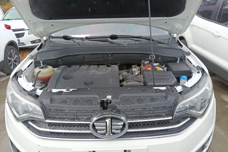 Used FAW Senya R7 2017 1.6L Manual Luxury Model Engine Bay