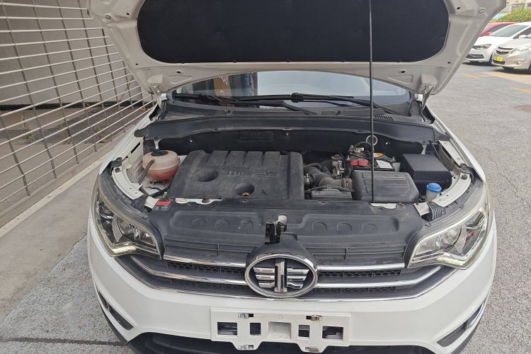 Used FAW Senya R7 2017 1.6L Manual Luxury Model Engine Bay
