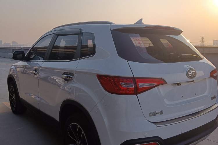 Used FAW Senya R7 2017 1.6L Manual Luxury Model Exterior 2