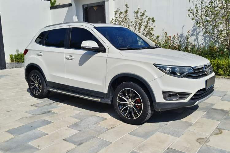 Used FAW Senya R7 2017 1.6L Manual Luxury Model Exterior 3