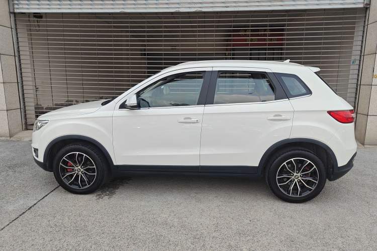 Used FAW Senya R7 2017 1.6L Manual Luxury Model Exterior 3