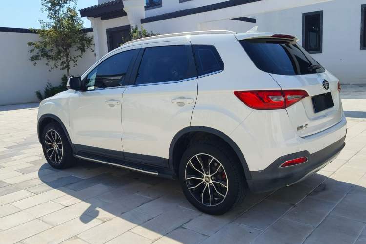 Used FAW Senya R7 2017 1.6L Manual Luxury Model Exterior 4