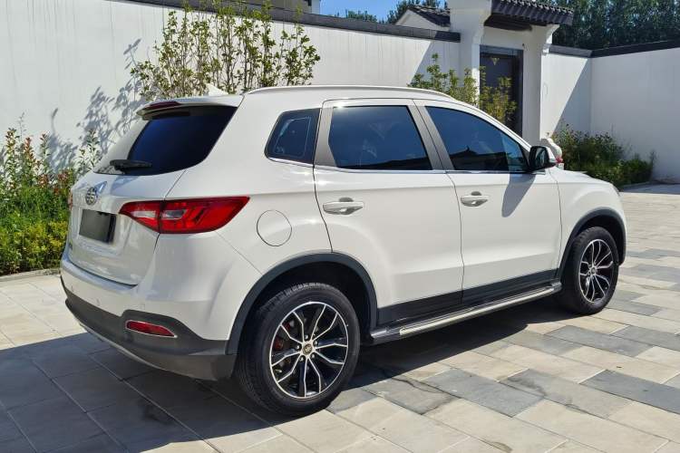Used FAW Senya R7 2017 1.6L Manual Luxury Model Exterior 5