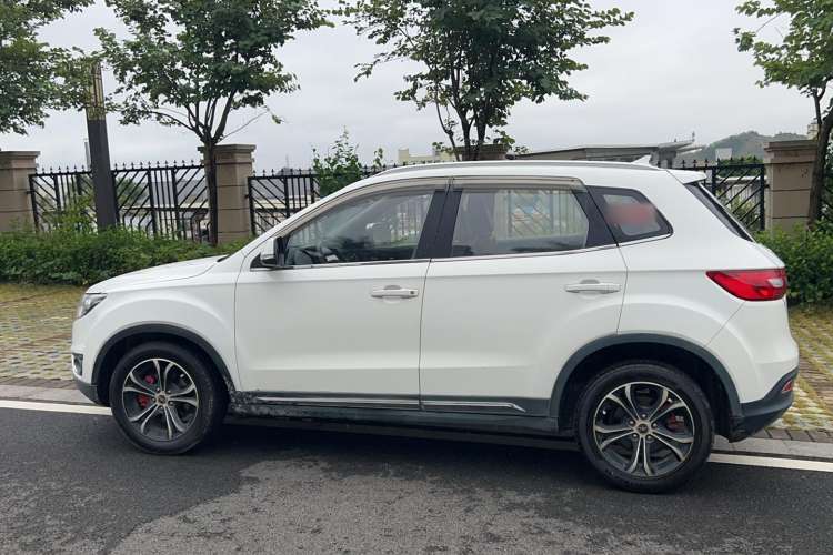 Used FAW Senya R7 2017 1.6L Automatic Luxury Model Exterior 5