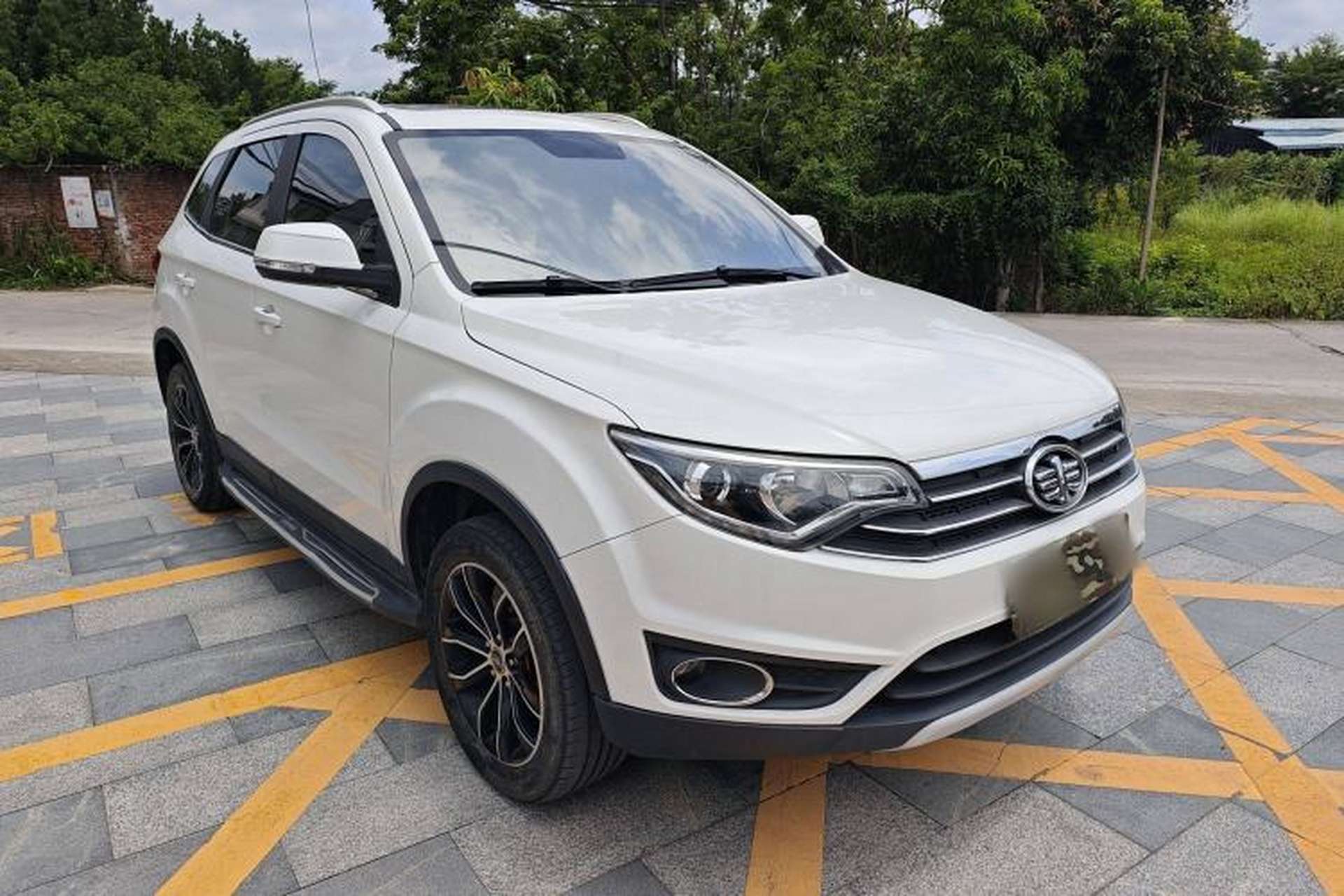 Used FAW Senya R7 2017 1.6L Manual Luxury Model Exterior 6