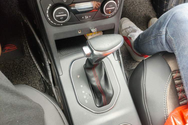 Used FAW Senya R7 2017 1.6L Automatic Smart Version Gear Lever