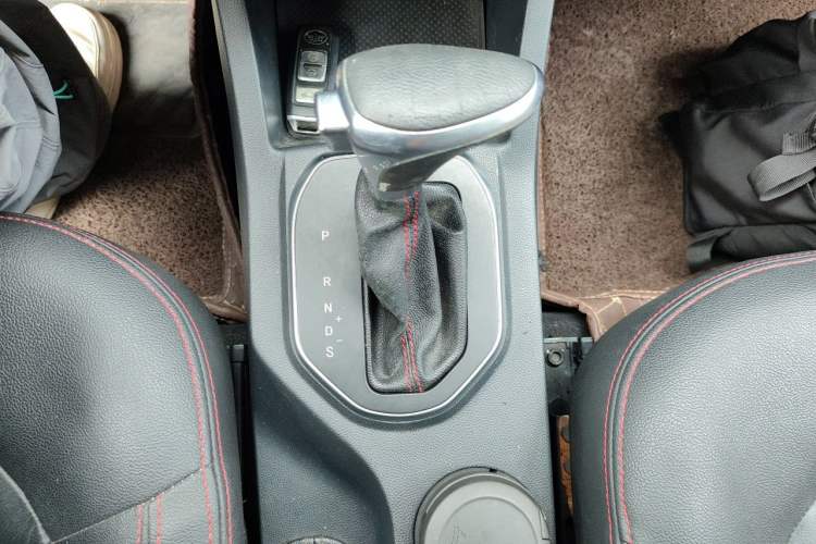 Used FAW Senya R7 2017 1.6L Automatic Prestige Model Gear Lever