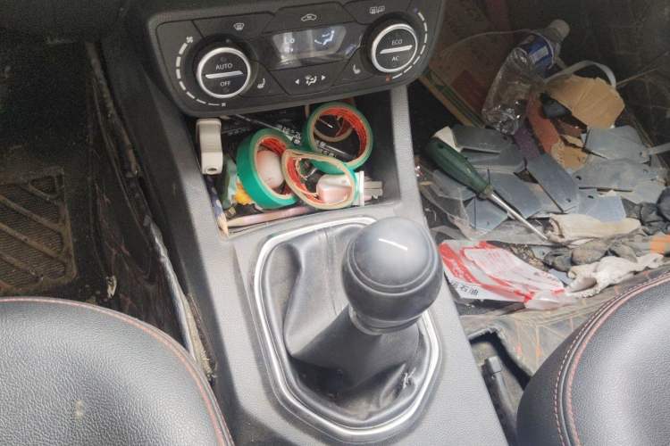 Used FAW Senya R7 2017 Smart Connected Version 1.5T Manual Zhiqing Model Gear Lever