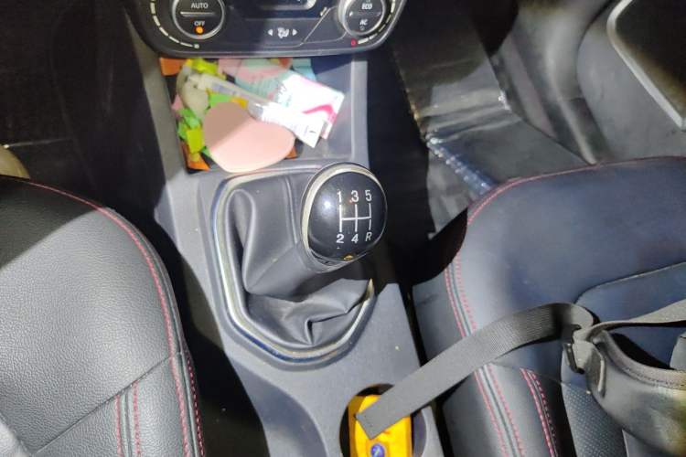 Used FAW Senya R7 2017 1.6L Manual Luxury Model Gear Lever