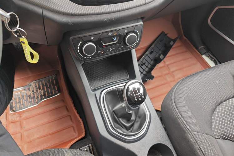 Used FAW Senya R7 2017 1.6L Manual Comfort Model Gear Lever