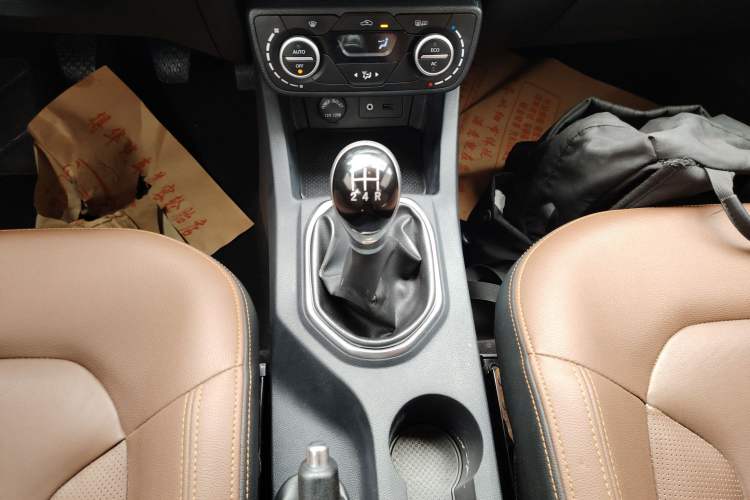 Used FAW Senya R7 2017 1.6L Manual Luxury Model Gear Lever