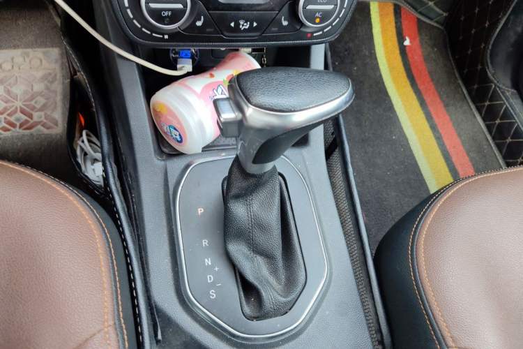 Used FAW Senya R7 2017 1.6L Automatic Prestige Model Gear Lever