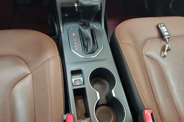 Used FAW Senya R7 2017 1.6L Automatic Prestige Model Gear Lever