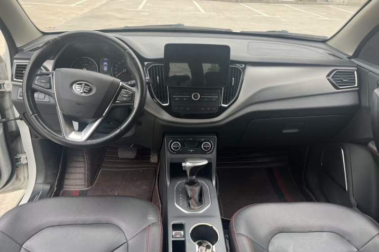 Used FAW Senya R7 2017 Smart Connected Version 1.6L Automatic Zhiyue Model Interior 1