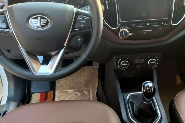 Used FAW Senya R7 2017 1.6L Manual Luxury Model Interior 1