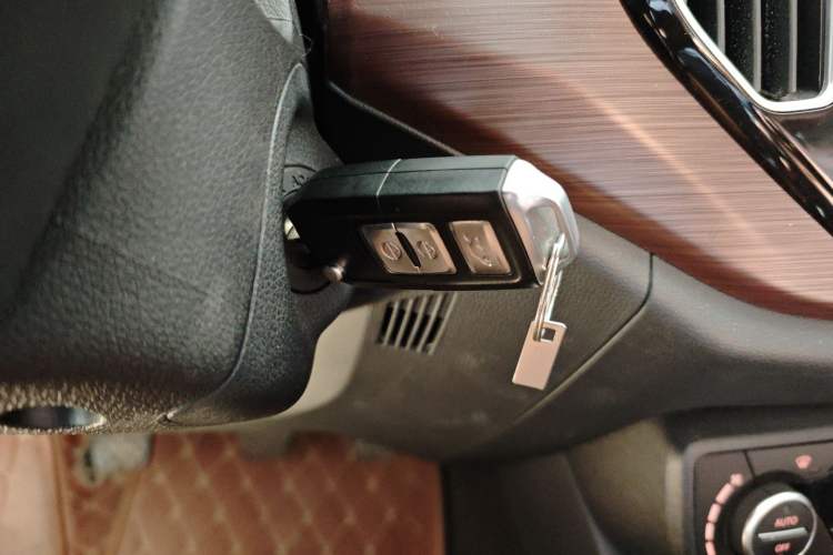 Used FAW Senya R7 2017 1.6L Manual Luxury Model Interior 1