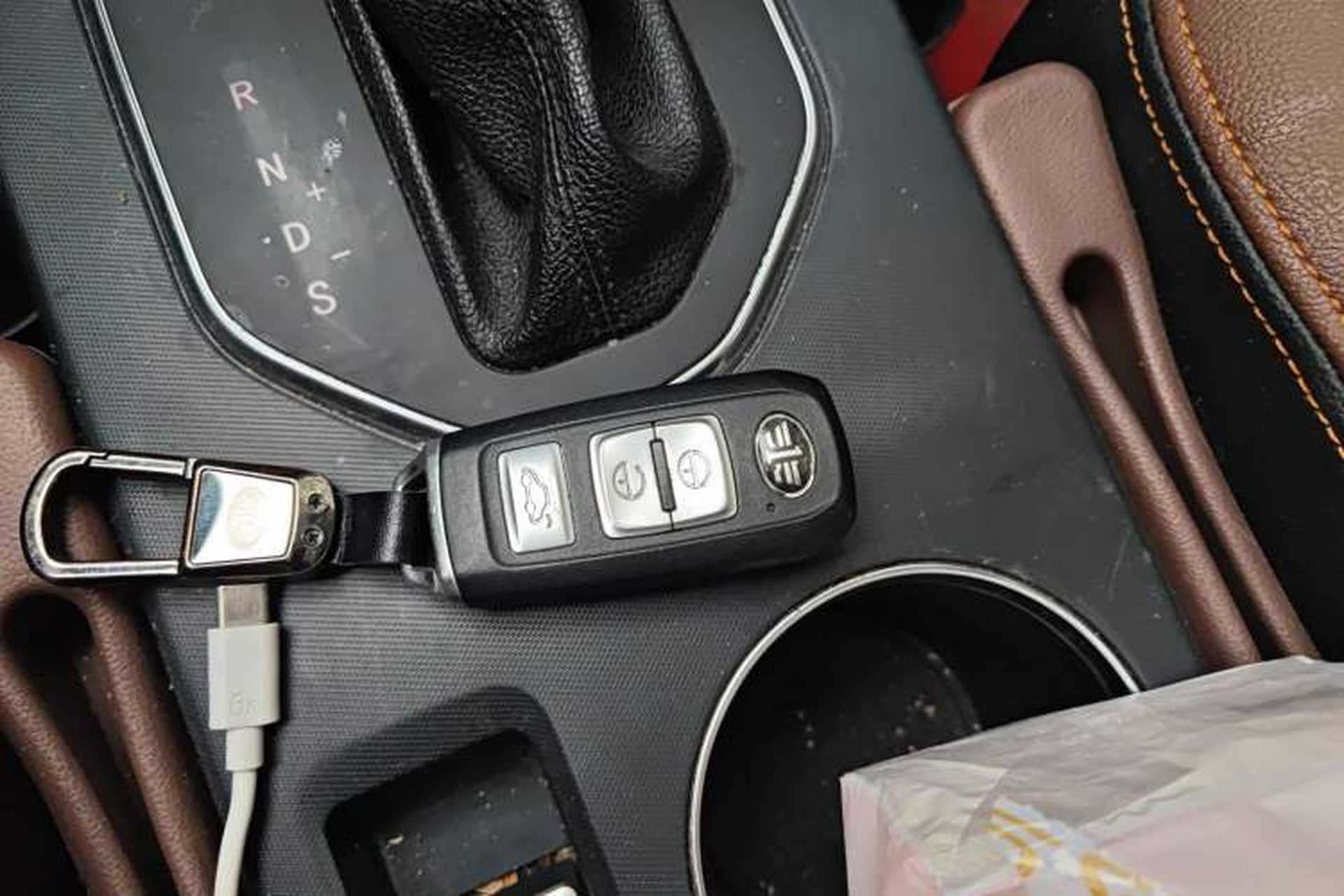 Used FAW Senya R7 2017 Smart Connected Version 1.6L Automatic Enjoyment Model Interior 1