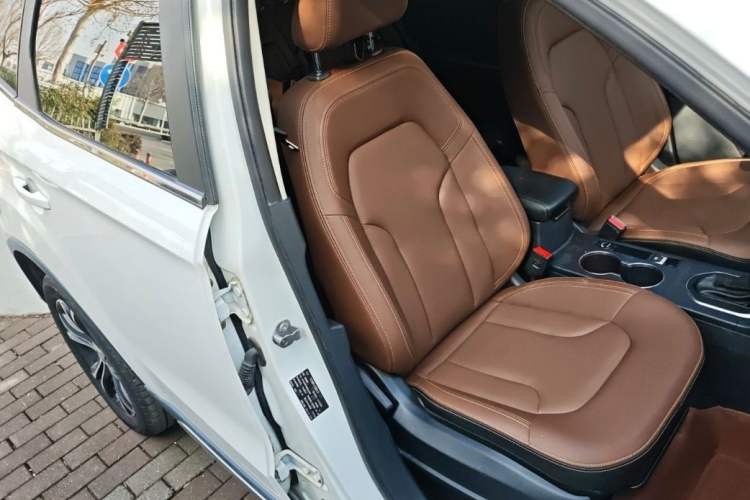 Used FAW Senya R7 2017 1.6L Automatic Smart Version Interior 2
