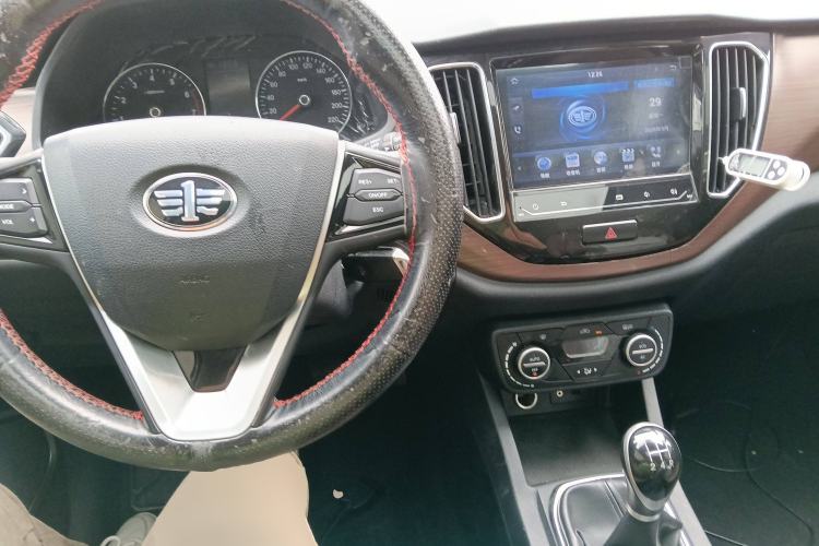 Used FAW Senya R7 2017 1.6L Manual Luxury Model Interior 2