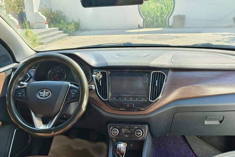 Used FAW Senya R7 2017 1.6L Manual Luxury Model Interior 2