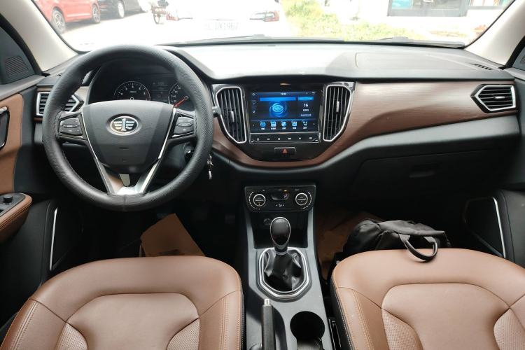 Used FAW Senya R7 2017 1.6L Manual Luxury Model Interior 2