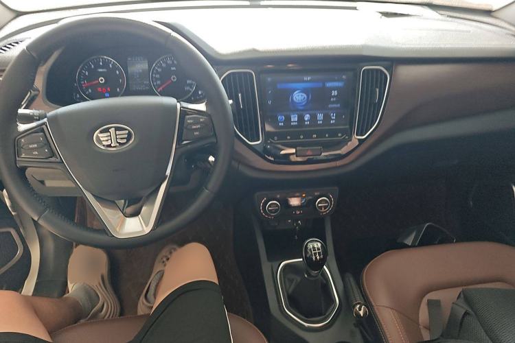 Used FAW Senya R7 2017 1.6L Manual Luxury Model Interior 2