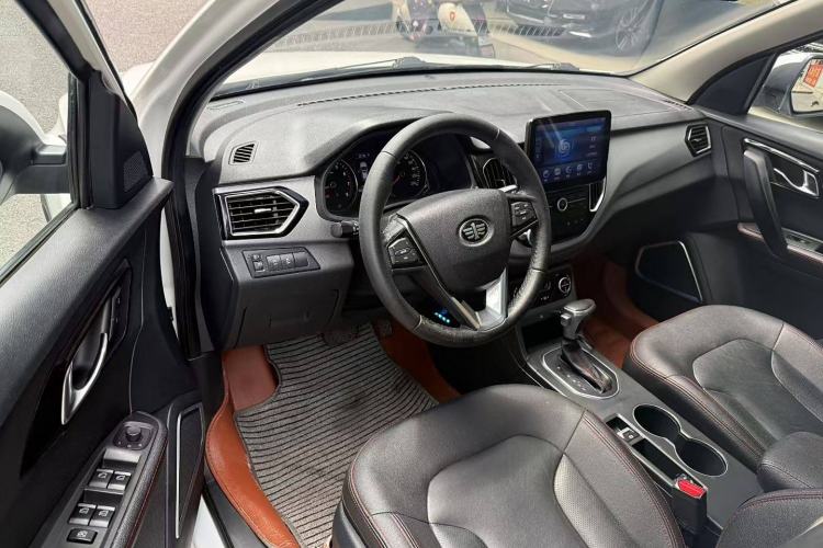 Used FAW Senya R7 2017 Smart Connected Version 1.6L Automatic Zhiyue Model Interior 2
