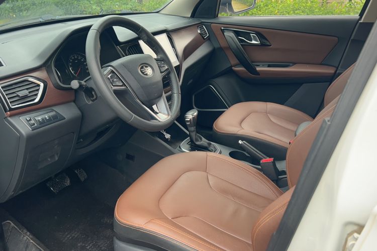 Used FAW Senya R7 2017 1.6L Automatic Luxury Model Interior 2