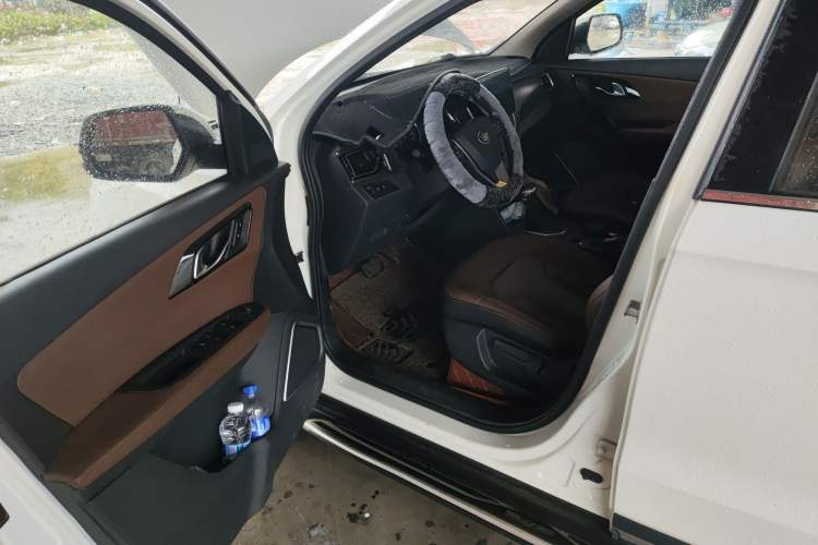 Used FAW Senya R7 2017 1.6L Automatic Smart Version Interior 3
