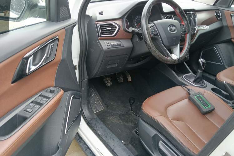 Used FAW Senya R7 2017 1.6L Manual Luxury Model Interior 3