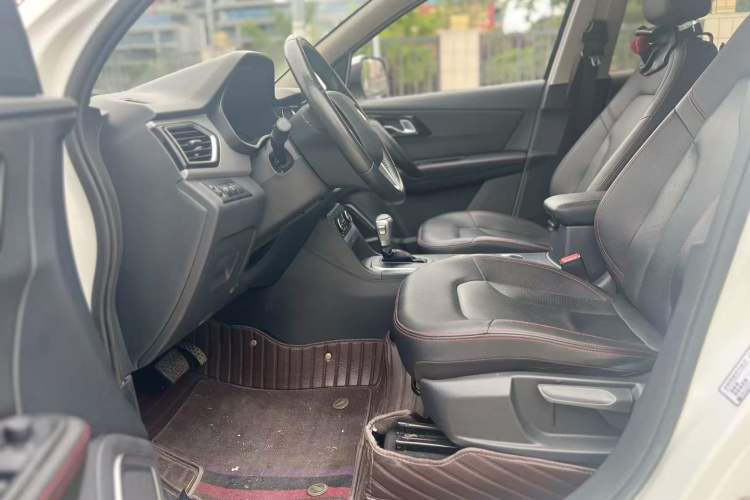 Used FAW Senya R7 2017 Smart Connected Version 1.6L Automatic Zhiyue Model Interior 3