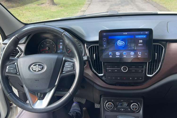 Used FAW Senya R7 2017 1.6L Automatic Prestige Model Interior 3