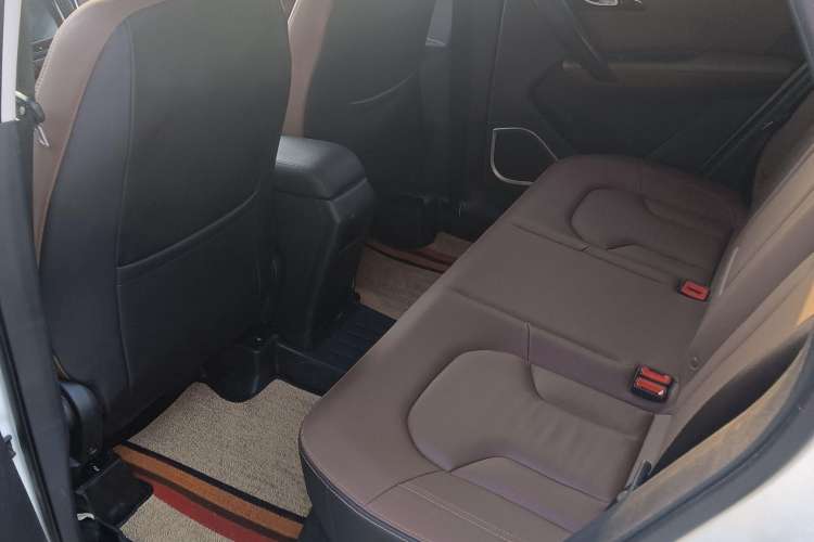 Used FAW Senya R7 2017 1.6L Manual Luxury Model Interior 3