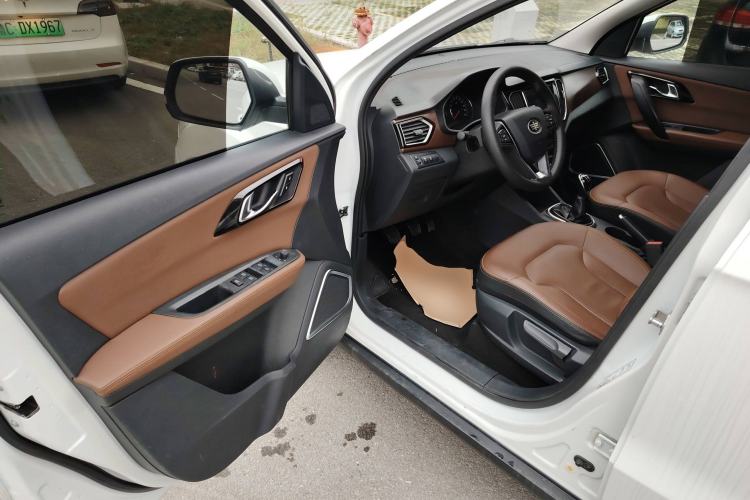 Used FAW Senya R7 2017 1.6L Manual Luxury Model Interior 3