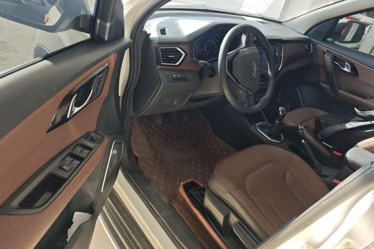 Used FAW Senya R7 2017 1.6L Manual Luxury Model Interior 3