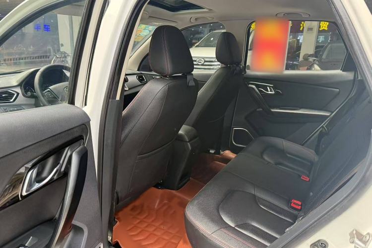 Used FAW Senya R7 2017 Smart Connected Version 1.6L Automatic Zhiyue Model Interior 3