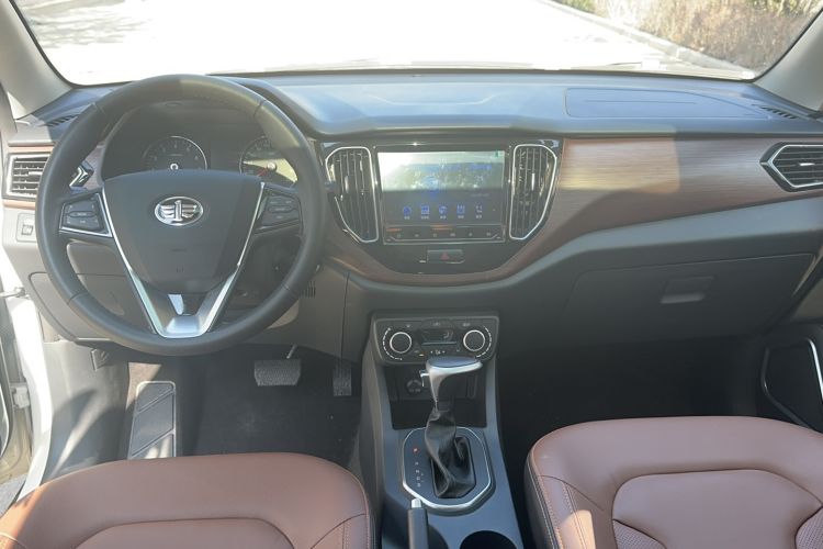 Used FAW Senya R7 2017 1.6L Automatic Luxury Model Interior 3