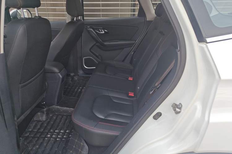 Used FAW Senya R7 2017 1.6L Manual Luxury Model Interior 4