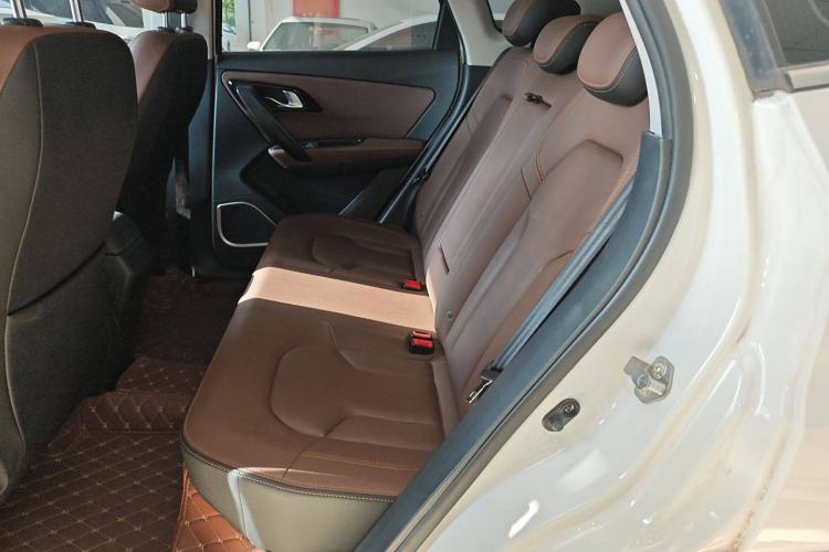 Used FAW Senya R7 2017 1.6L Manual Luxury Model Interior 4