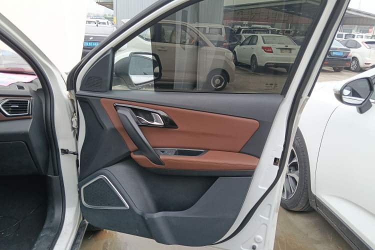 Used FAW Senya R7 2017 1.6L Manual Luxury Model Interior 5
