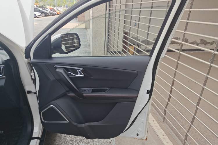 Used FAW Senya R7 2017 1.6L Manual Luxury Model Interior 5