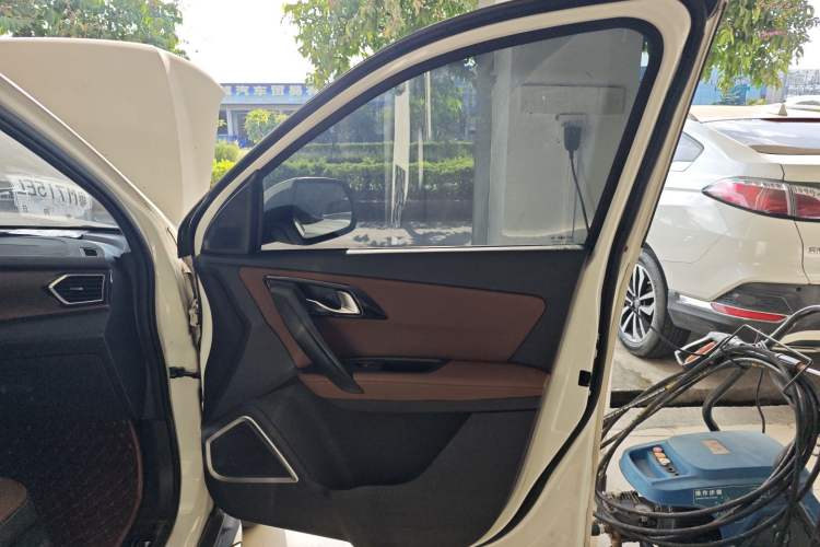 Used FAW Senya R7 2017 1.6L Manual Luxury Model Interior 5
