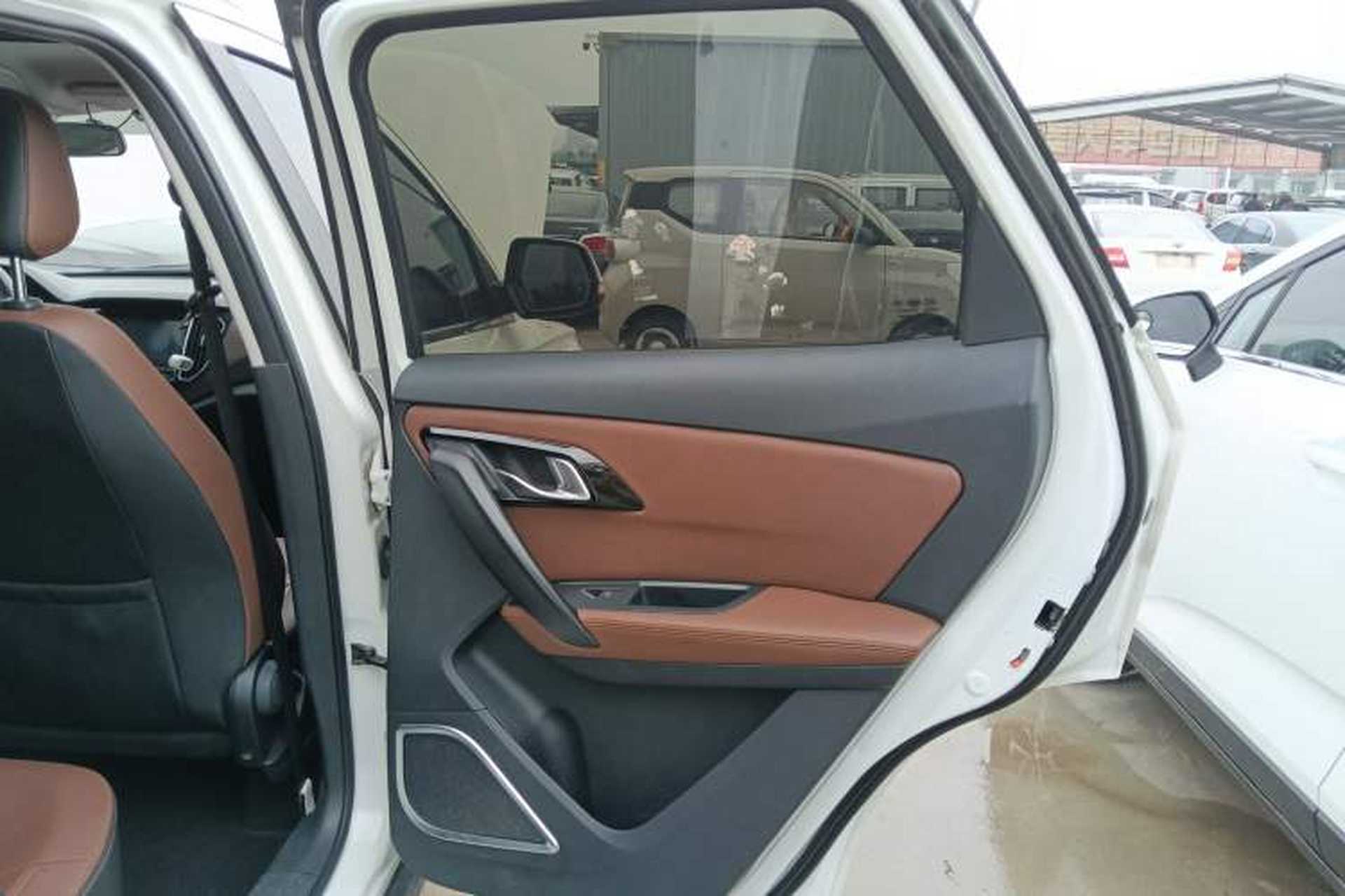 Used FAW Senya R7 2017 1.6L Manual Luxury Model Interior 6