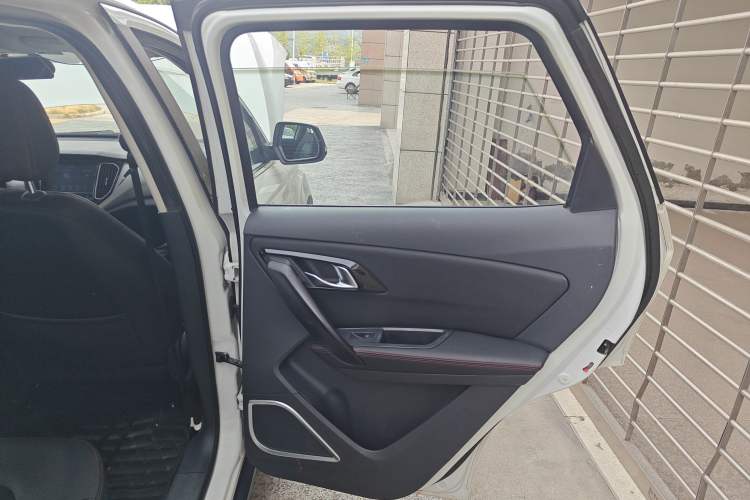 Used FAW Senya R7 2017 1.6L Manual Luxury Model Interior 6