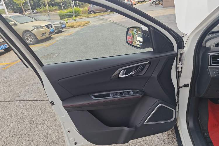 Used FAW Senya R7 2017 1.6L Manual Luxury Model Interior 7
